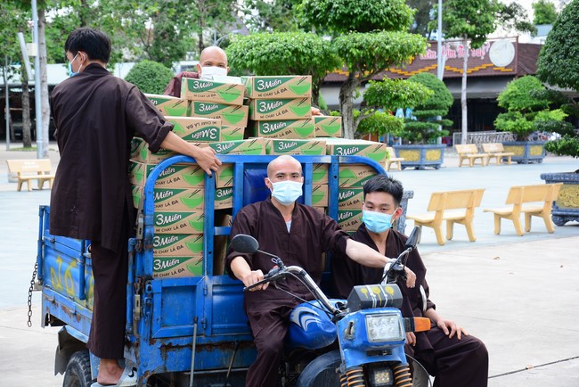 Continuing to support people in need in the Covid-19 pandemic of Hoang Phap Pagoda (series 4)